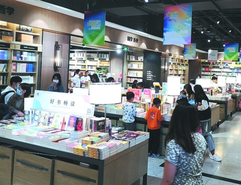 市民在临沂书城阅读(临沂书城供图)